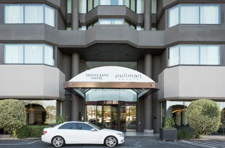 Mercure Melbourne Albert Park Отели рядом с достопримечательностью «LaTrobe's Cottage»