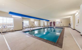 Cobblestone Hotel & Suites - Hutchinson