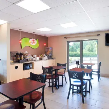 Super 8 by Wyndham Plattsburgh