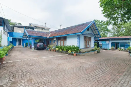 RedDoorz Syariah at Jl Pangeran Hidayatullah Cianjur Отели рядом с достопримечательностью «Alun-Alun Cianjur»