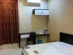 OYO 90369 Safari Hotel Lumut