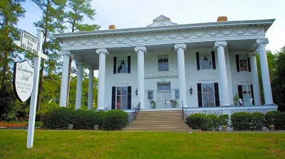 Lookaway Inn Hotels near Meadow Garden