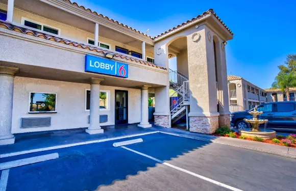 加利福尼亞米娜菲 6 號汽車旅館