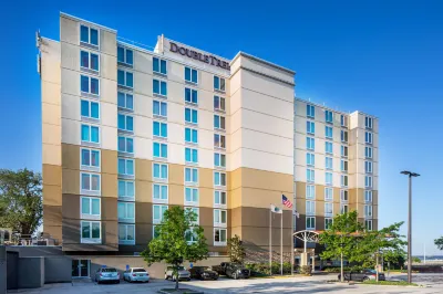 DoubleTree by Hilton Biloxi Hotels near Biloxi Fire Museum