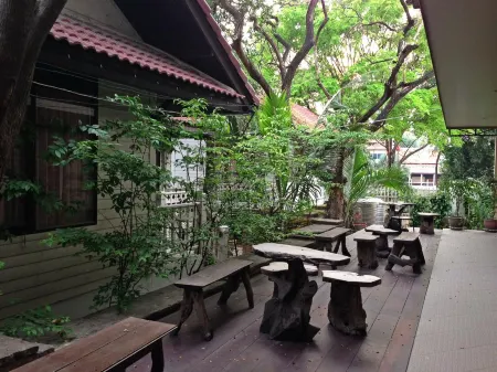 The Old Palace Resort Klong Sa Bua Отели рядом с достопримечательностью «Wihan Phra Mongkhon Bophit»