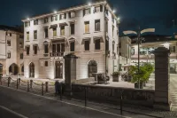 Le Camere di Palazzo Bortolan Hotel dekat Parrocchia di Cristo Re in Selvana