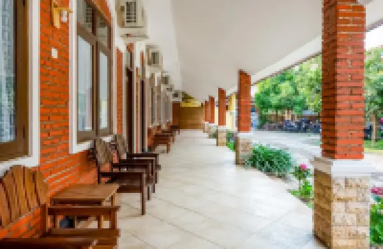 RedDoorz Syariah Near Gor Ken Arok Hotels in Kedungkandang