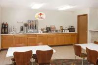 Super 8 by Wyndham Pekin/Peoria Area - parking