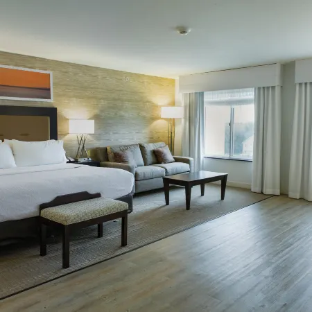 Holiday Inn & Suites BLOOMINGTON-AIRPORT by IHG