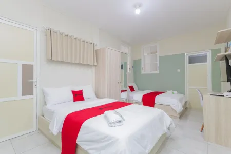 RedDoorz Syariah Near Gor Bung Karno Nganjuk Отели рядом с достопримечательностью «Симпанг Лайма Картохархо»