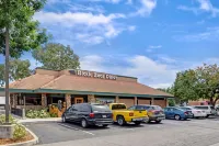 Days Inn by Wyndham Woodland - parking