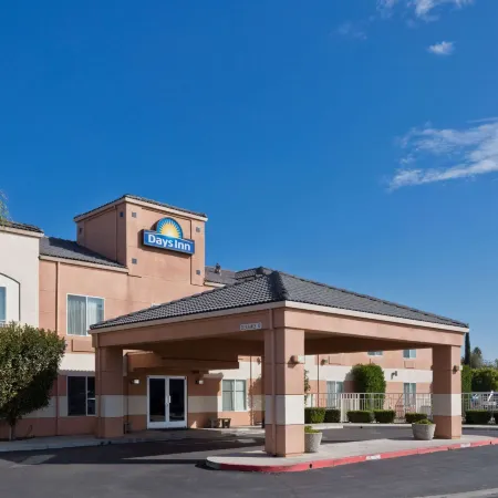 Days Inn by Wyndham Lathrop