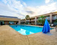 Clarion Inn & Suites Dothan South - piscina