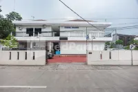 Wisma Juanda Bogor Mitra RedDoorz فنادق في Ciomas