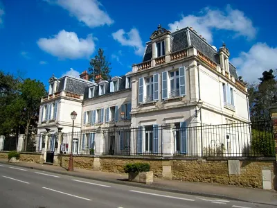 Hôtel les Maréchaux Hotels in Escolives-Sainte-Camille