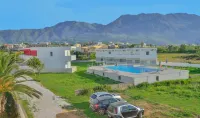 Reina Apartments - parking