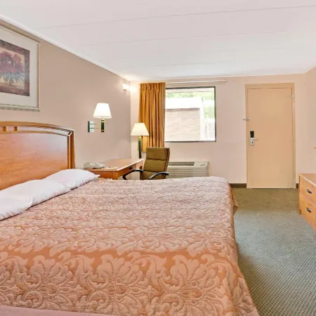 Super 8 by Wyndham Laurel