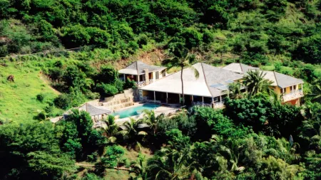 The Carib House 5 Bedrooms and Pool Close to Beach Отели в г. Liberta