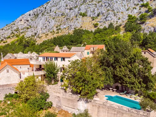Villa Jolie Amazing Stone - parking