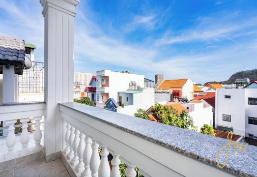 Joi Home의 모던한 욕실 또는 공용 공간