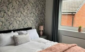 Modern Cosy Home Sleeps 6 with Parking nr Preston