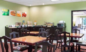 Quality Inn & Suites Near Six Flags - Austell