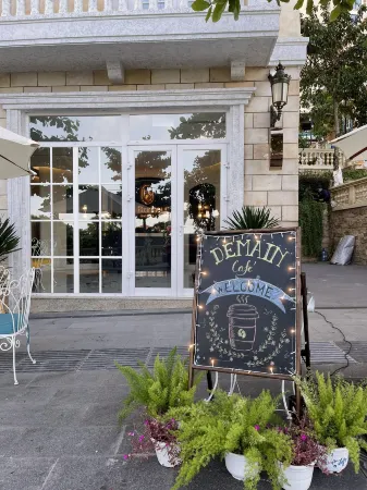 Le Bonheur Hotel Отели рядом с достопримечательностью «Ho Quoc Temple»