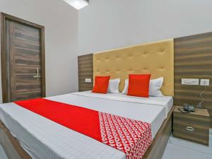 OYO Hotel S Crown