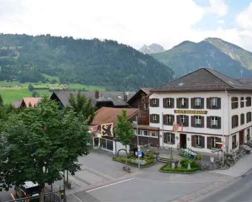Haus am Bach Hotels in Zweisimmen