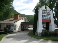 Ray Lyn Motel Hotels near VISAC Gallery