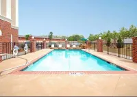 Comfort Suites Airport - Pools