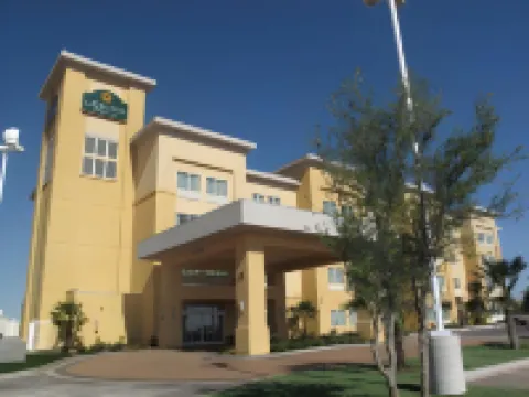 奧德薩北拉昆塔温德姆套房酒店