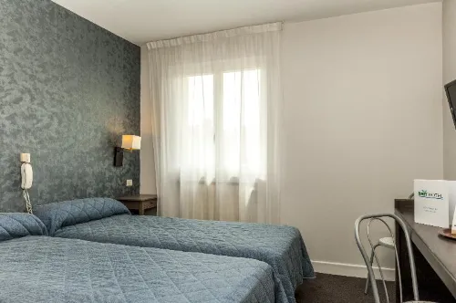 Brit Hotel Cahors - Le France - Parkplatz