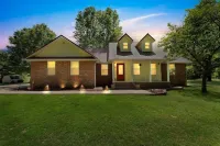 Flippin Haven: Spacious & Cozy Retreat 3 Bedroom Home by RedAwning Hotels in James Creek Township