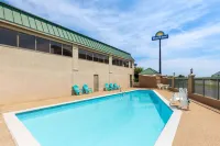 Days Inn by Wyndham Clarksville North - Pools