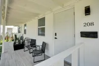 Modern Hallandale Apt w/ Backyard Near Beach