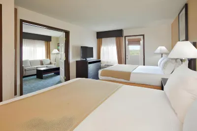 Holiday Inn Express & Suites Branson 76 Central