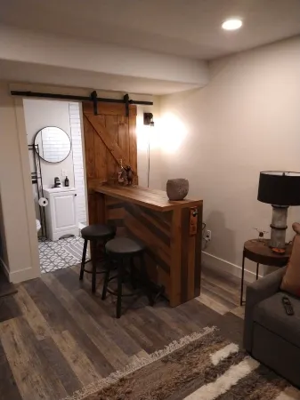 Spacious Townhome Centrally Located, Pet Friendly, Hot Tub & Bonus Basement Room