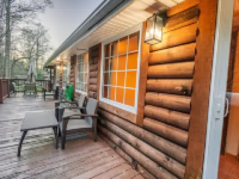 Spacious Hideaway w/ hot tub and creek- 1 mile from beautiful Watauga Lake 約翰遜縣酒店