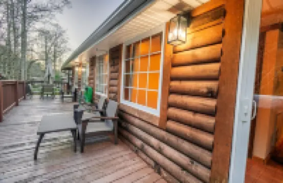 Spacious Hideaway w/ hot tub and creek- 1 mile from beautiful Watauga Lake