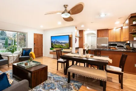 Cozy Charming Rambler !