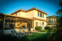 The PLAYFUL PELICAN on Florida's Intercostal Waterway: Beach a few blocks away Hoteles en Port Orange