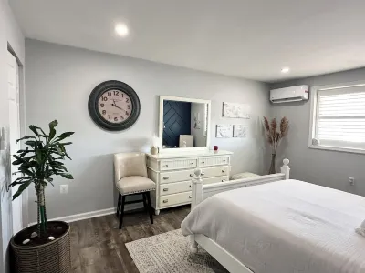 Lovely Renovated 2-Level Condo + Pool + Steps to the Beach! Hotels in 