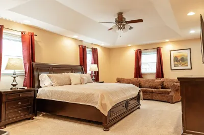 Laurie's Place-Luxurious & Spacious Home Sleeps10! Amazing Large Enclosed Patio!
