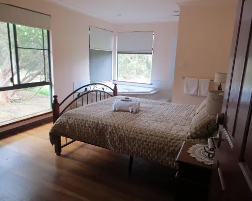Cabins nestled in 170 acres of old growth forest near the Valley of the Giants. Hotels in Walpole