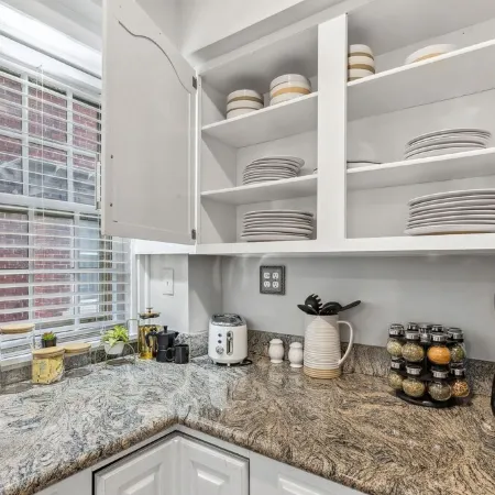 Wade Manor: Game-room, Gym, Office and Fenced in Backyard