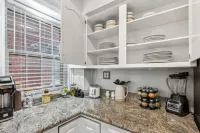 Wade Manor: Game-room, Gym, Office and Fenced in Backyard