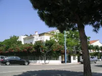 Large T2 Terrace in house 500m beach Hotels in Saint-Cyprien