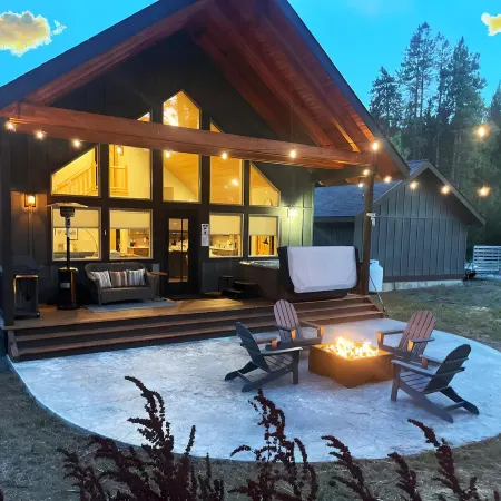 Snowshoe Inn - King Master - Hot Tub - Fire Pit - Trails - Community Pool