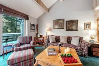 Quaint 2 Bedroom Condo with Loft in Southern Vermont Min. from Hiking and Golf